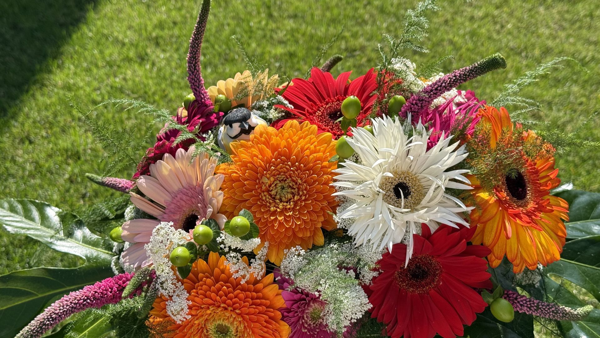Seizoensgebonden afscheidsbloemen gemaakt door Lente bloemsierkunst